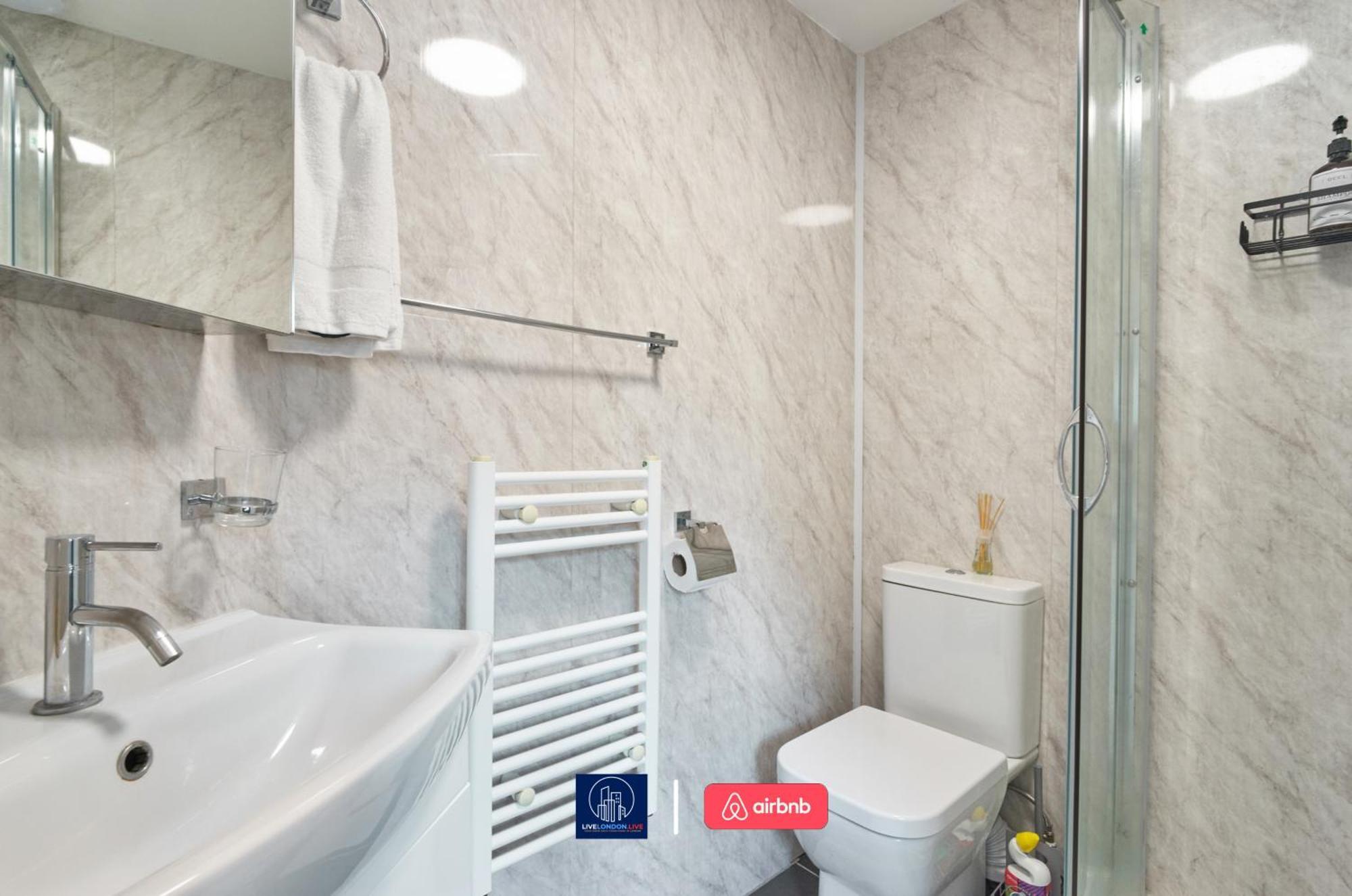 Last-Minute Specials L Sleeps Up To 4 Guests L One-Bedroom Apartment With King Bed And High Ceilings Near Camden By Live London Short Lets & Serviced Accommodation ภายนอก รูปภาพ